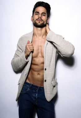 Yakışıklı kaslı genç vücut geliştirmeci