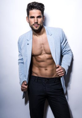 Yakışıklı kaslı genç vücut geliştirmeci