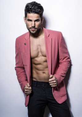 Yakışıklı kaslı genç vücut geliştirmeci