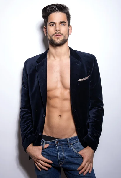 Yakışıklı kaslı genç vücut geliştirmeci