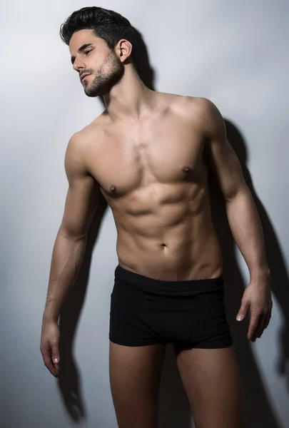 Stilig muskulös unga bodybuilder — Stockfoto