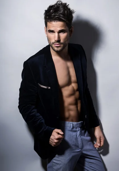 Yakışıklı kaslı genç vücut geliştirmeci