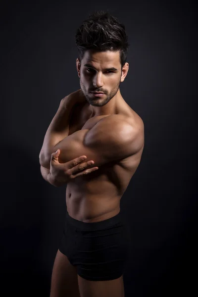 Bello muscoloso giovane bodybuilder — Foto Stock