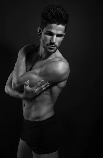 Schöner muskulöser junger Bodybuilder — Stockfoto
