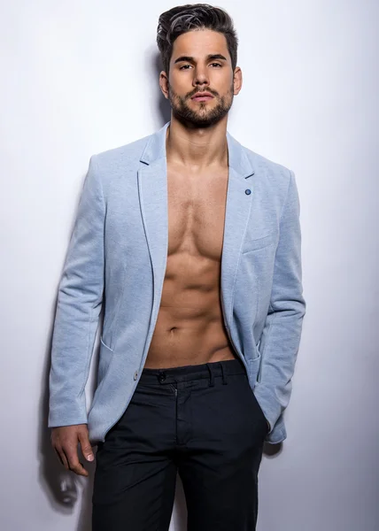 Yakışıklı kaslı genç vücut geliştirmeci