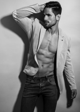 Yakışıklı kaslı genç vücut geliştirmeci