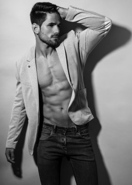 Yakışıklı kaslı genç vücut geliştirmeci