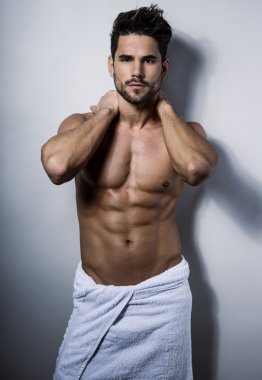 Yakışıklı kaslı genç vücut geliştirmeci
