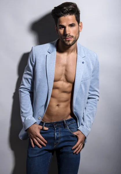 Yakışıklı kaslı genç vücut geliştirmeci