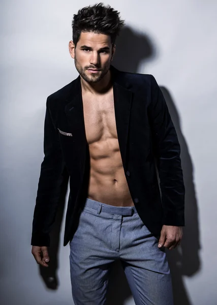 Yakışıklı kaslı genç vücut geliştirmeci