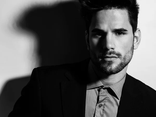 Schöner junger Mann im Anzug auf grauem Hintergrund. Geschäftsmann — Stockfoto