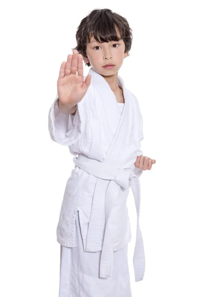 Jovem asiático menino isolado no branco no judô roupas fazendo artes marciais — Fotografia de Stock