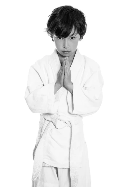 Joven asiático chico aislado en blanco en judo ropa haciendo marcial artes — Foto de Stock