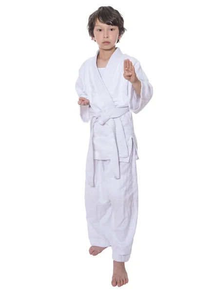 Unga asiatiska pojken isolerad på vitt i judo kläder gör kampsport — Stockfoto