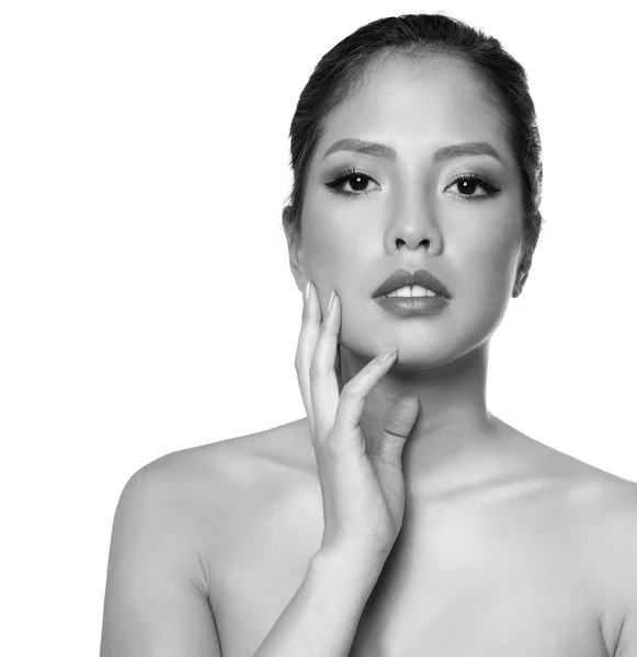 Retrato de hermosa joven mujer asiática con piel clara aislada —  Fotos de Stock