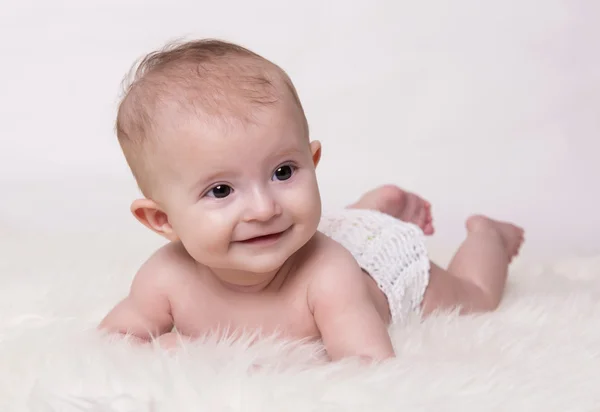 Jeune bébé couché sur la couverture — Photo