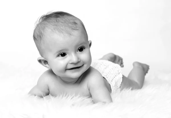 Bebé joven acostado en una manta —  Fotos de Stock