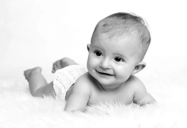 Jeune bébé couché sur la couverture — Photo