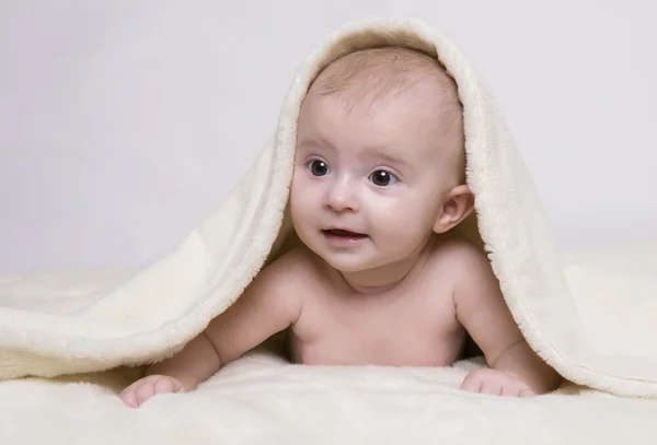 Baby auf Decke liegend — Stockfoto