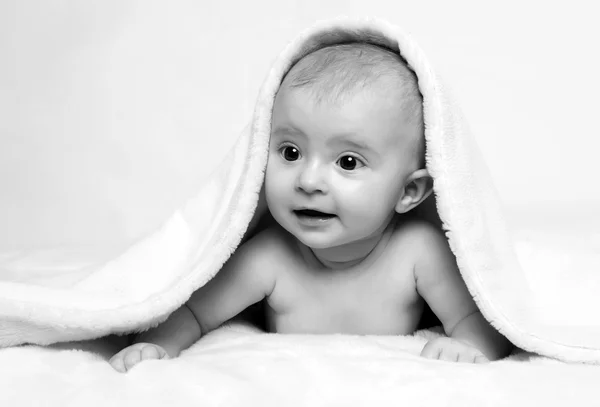 年幼的婴儿躺在毯子上 — 图库照片