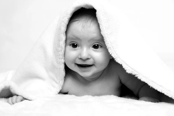 Fekvő: takarót fiatal baby — Stock Fotó