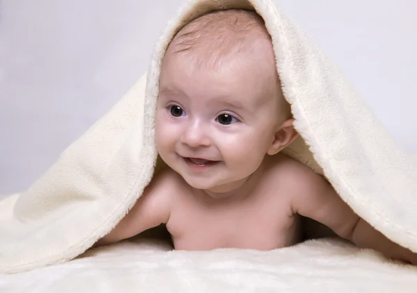 어린 아기 담요에 누워 — 스톡 사진