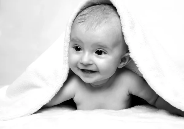 Bebê jovem deitado em cobertor — Fotografia de Stock