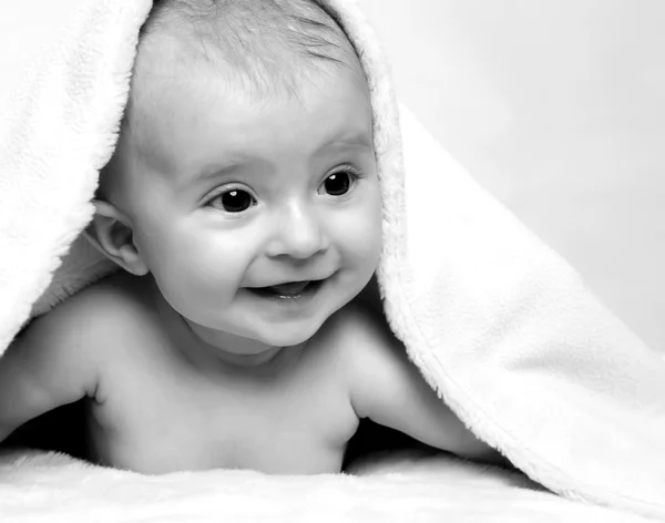 Jeune bébé couché sur la couverture — Photo