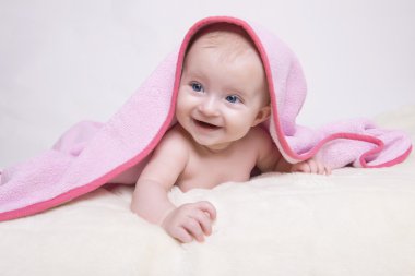 Bebek battaniye ve gülümseyen