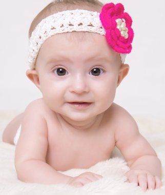 Bebek battaniye ve gülümseyen