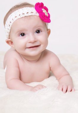 Bebek battaniye ve gülümseyen