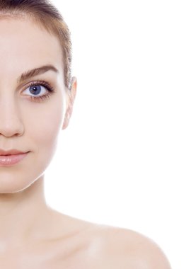 Mavi gözlü güzel genç kadın.