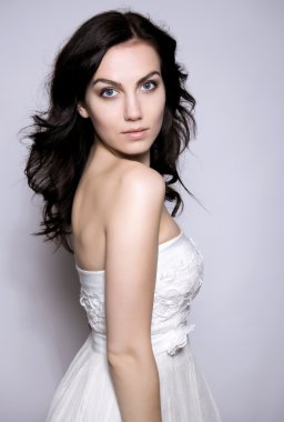 Mavi gözlü güzel genç kadın.