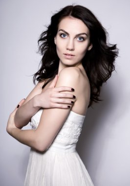 Mavi gözlü güzel genç kadın.