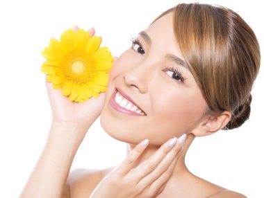 Açık tenli güzel Asyalı bir kadının portresi.