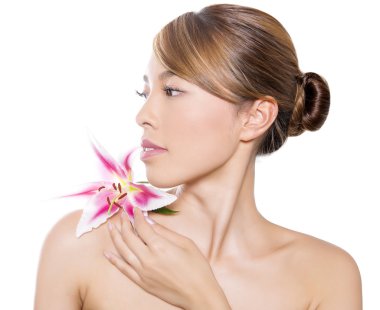 Açık tenli güzel Asyalı bir kadının portresi.