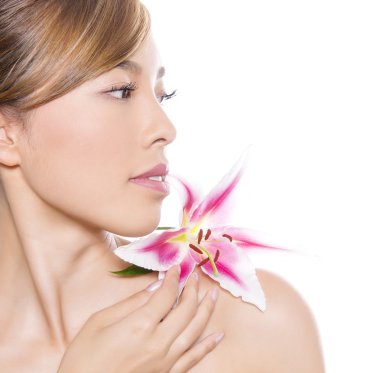 Açık tenli güzel Asyalı bir kadının portresi.