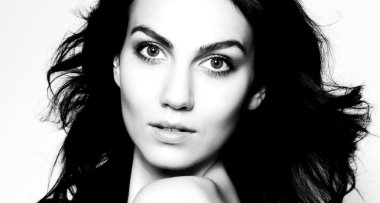 Mavi gözlü güzel genç kadın.