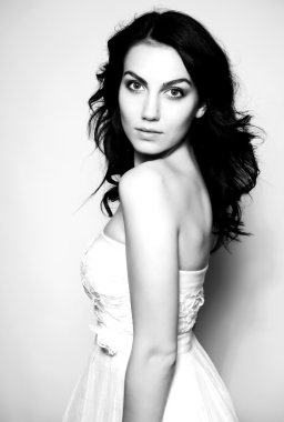 Mavi gözlü güzel genç kadın.