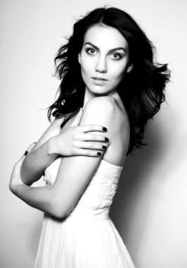 Mavi gözlü güzel genç kadın.