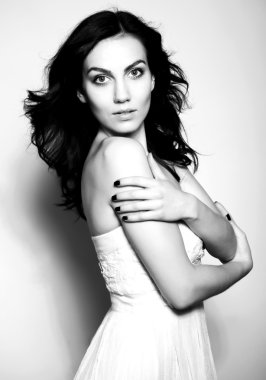 Mavi gözlü güzel genç kadın.