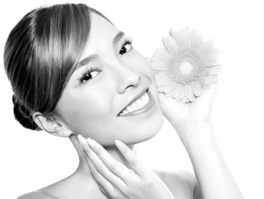 Açık tenli güzel Asyalı bir kadının portresi.