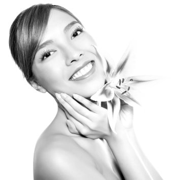 Açık tenli güzel Asyalı bir kadının portresi.