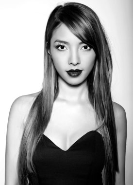 uzun saçlı güzel Asyalı kadın mükemmel makyaj ve kusursuz cilt