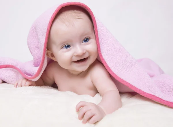 Bambino su coperta e sorridente — Foto Stock