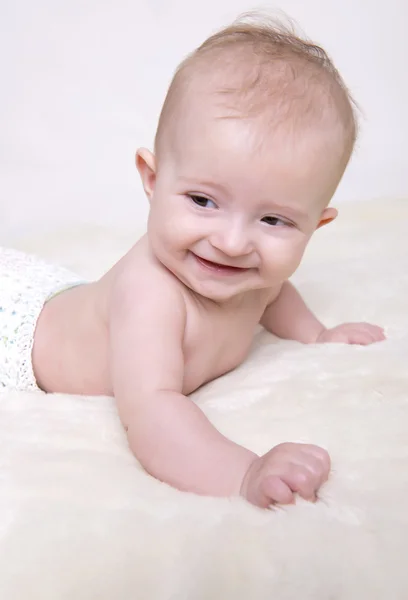 Bambino su coperta e sorridente — Foto Stock