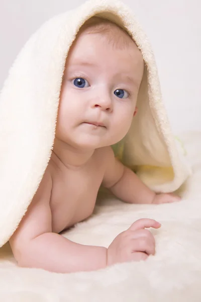 Bambino su coperta e sorridente — Foto Stock