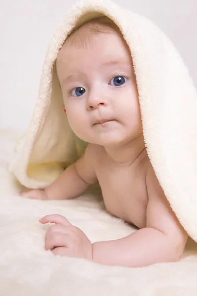 Bambino su coperta e sorridente — Foto Stock