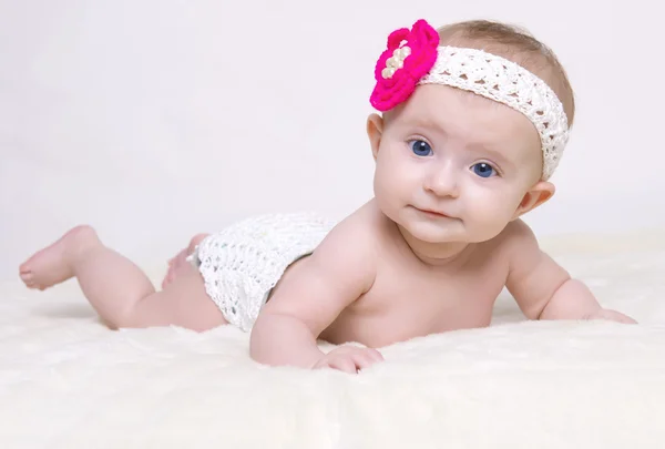 Bambino su coperta e sorridente — Foto Stock