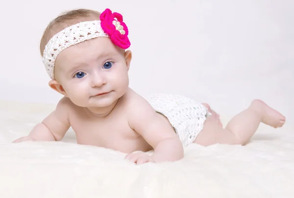 Bebek battaniye ve gülümseyen — Stok fotoğraf